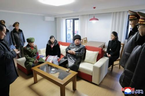 Ким Чен Ын открыл в Пхеньяне жилой квартал и новую улицу, названную в честь участников боевых действий в курской области. 02