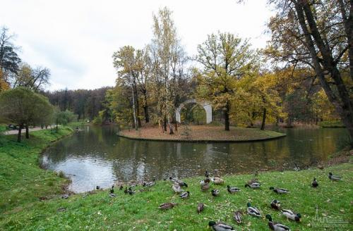 Аномалии царицыно.  Царицыно - дворцово-парковый ансамбль на юге Москвы; заложен по повелению императрицы Екатерины II в 1776 году. 02