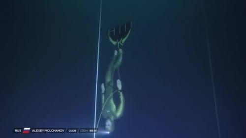 Алексей Молчанов установил новый мировой рекорд по погружению в ластах - 130 метров. 03