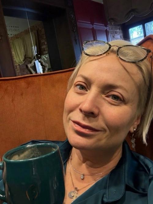 В день своего рождения Светлана Пермякова поделилась свежими снимками, продемонстрировав естественный внешний вид без макияжа.  