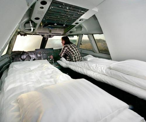 В стокгольмском аэропорту Arlanda находится необычный отель, устроенный на борту списанного боинга - 747. 07