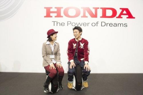 Японцы не перестают удивлять - компания Honda продемонстрировала необычный роботизированный стул UNI - CUB Beta. 01