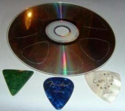 Как сделать медиатор из CD диска для гитары своими руками. 02 Как сделать медиатор из CD диска для гитары своими руками. 02