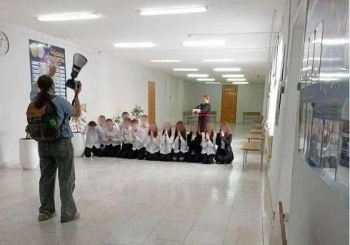 Учитель поставила детей на колени и направила на них автомат - в челябинской области разгорелся скандал из-за школьной фотосессии.

