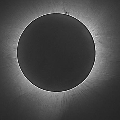 Во время затмения были получены уникальное фотографии солнечной короны. Во время затмения были получены уникальное фотографии солнечной короны.