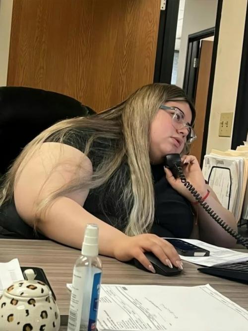 Когда она только пришла в бухгалтерию, всё было просто: кофе, таблицы, отчёты и лёгкая надежда, что когда-нибудь жизнь станет поспокойнее. 02