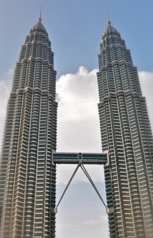Мост башен петронас в Малайзии.