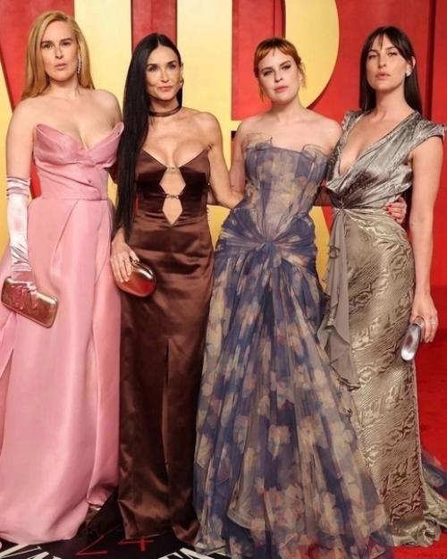 Три дочери Деми Мур и Брюса Уиллиса, вызвали настоящий ажиотаж своим появлением на церемонии Оскар. 02