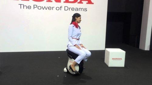 Японцы не перестают удивлять - компания Honda продемонстрировала необычный роботизированный стул UNI - CUB Beta. 03