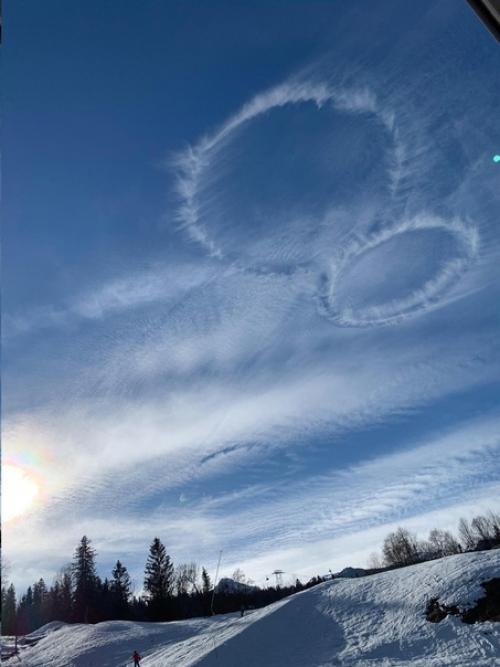 Необычные облака над Альпами озадачили метеорологов и сильно удивили туристов. 02