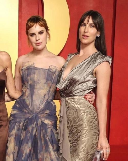 Три дочери Деми Мур и Брюса Уиллиса, вызвали настоящий ажиотаж своим появлением на церемонии Оскар. 01