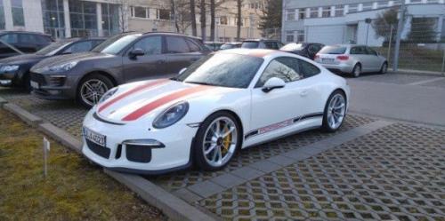 Спортивное купе Porsche 911 R, недавно представленное на автосалоне в Женеве, было замечено на улице.