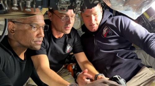 Состоялся первый в истории разговор между лунным кораблем и космической станцией.
