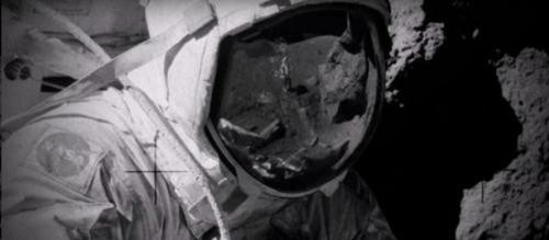 Как объяснить фотографию человека без скафандра в отражении шлема астронавта. 01