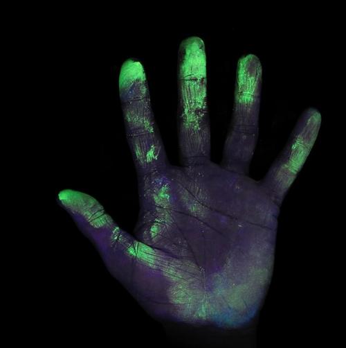 Бактерии на руках (под ультрафиолетом. 01