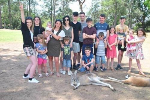 42-Летняя Сью рэдфорд, мать самой большой семьи Британии, на днях родила ребенка, который стал 20-м в их семье. 02