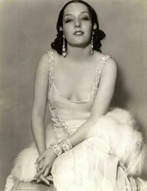 В 1944 году известная голливудская актриса лупе Велес, которой тогда было 36 лет, решила покончить жизнь самоубийством. 02