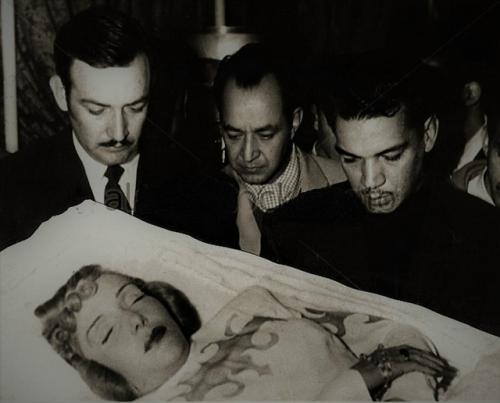 В 1944 году известная голливудская актриса лупе Велес, которой тогда было 36 лет, решила покончить жизнь самоубийством.  