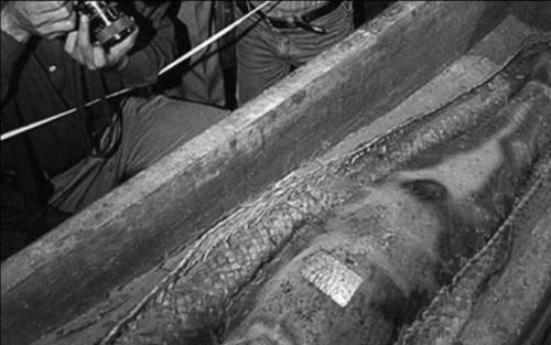 В 2000 г в Пакистане обнаружили саркофаг с мумией и надписью 