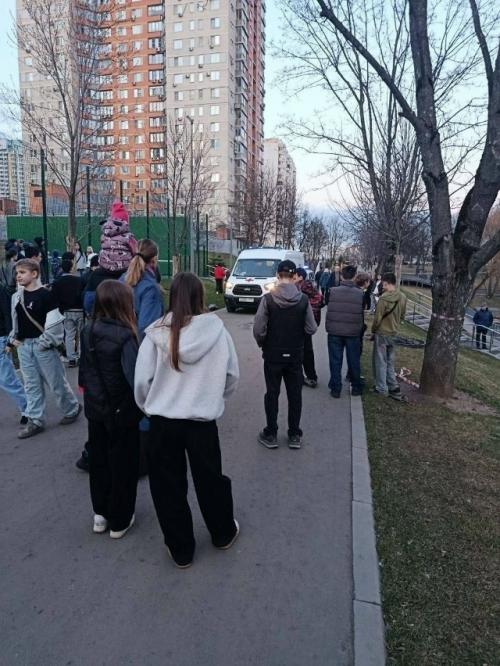 В московском Чертаново две девочки на арендованном электросамокате сбили пожилого мужчину - у него открытый перелом ноги. 01