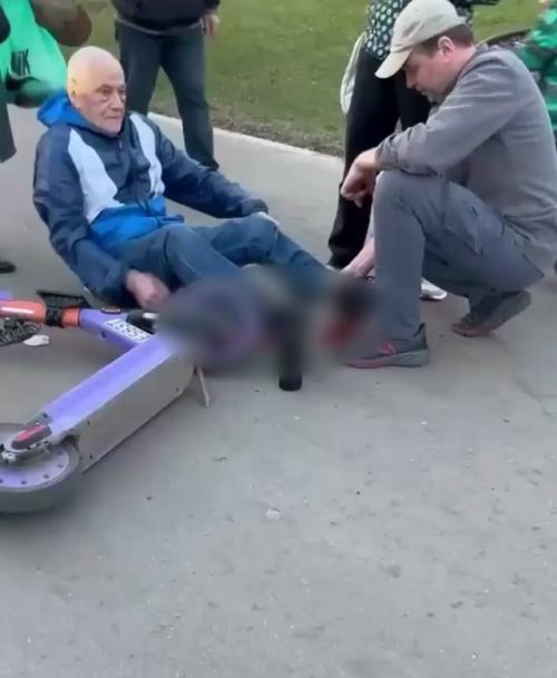 В московском Чертаново две девочки на арендованном электросамокате сбили пожилого мужчину - у него открытый перелом ноги. 

