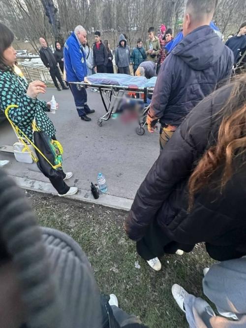 В московском Чертаново две девочки на арендованном электросамокате сбили пожилого мужчину - у него открытый перелом ноги. 02