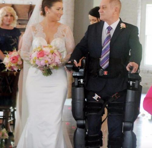 Парализованный отец на один день взял в аренду у компании - производителя специальный бионический костюм. 02