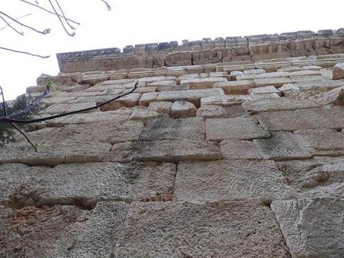 Ниха: античный храм на руинах более древней конструкции. 01