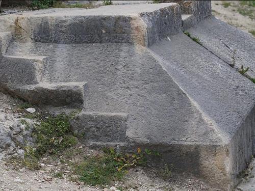 Ниха: античный храм на руинах более древней конструкции. 05