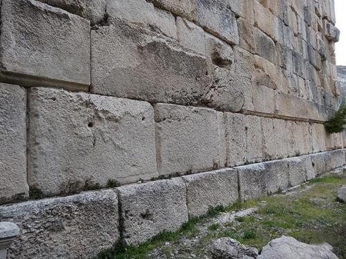 Ниха: античный храм на руинах более древней конструкции. 02