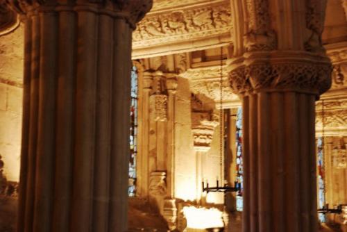 Капелла, находящаяся в деревне рослин, - одна из самых известных и загадочных церквей Шотландии. 04