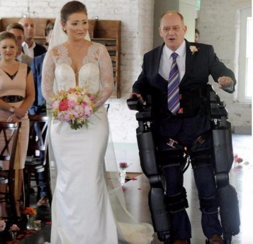 Парализованный отец на один день взял в аренду у компании - производителя специальный бионический костюм. 03