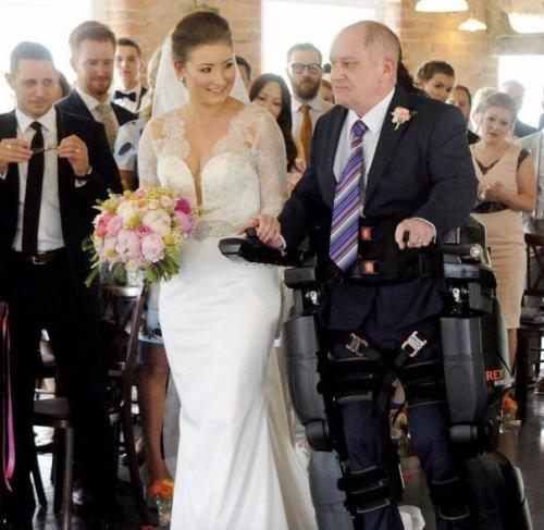 Парализованный отец на один день взял в аренду у компании - производителя специальный бионический костюм. 

