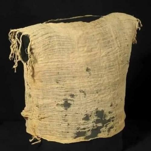 1900-Летняя детская рубашка с магическими узелками для защиты от зла найдена в пещере в иудейской пустыне в израиле.
