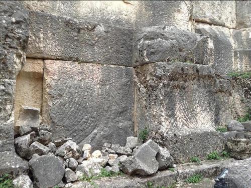 Ниха: античный храм на руинах более древней конструкции. 06