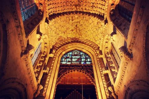 Капелла, находящаяся в деревне рослин, - одна из самых известных и загадочных церквей Шотландии. 02