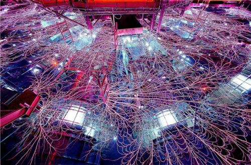 На этой установке достигается мощность, в 80 раз превышающая потребление энергии на всей земле. 04