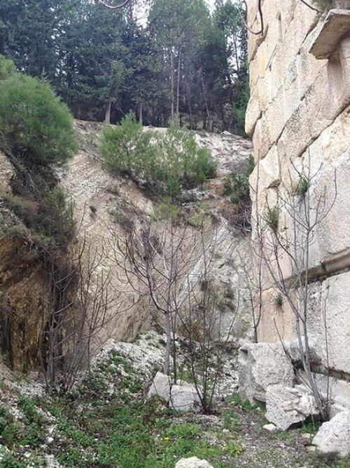 Ниха: античный храм на руинах более древней конструкции. 03