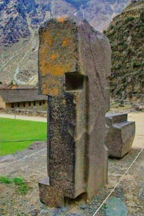 О чем может рассказать одинокий гранитный блок, если на нем нет ни единой надписи или рисунка? 01