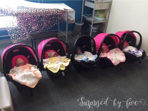 Невозможно милые фотографии новорожденных пятерняшек.