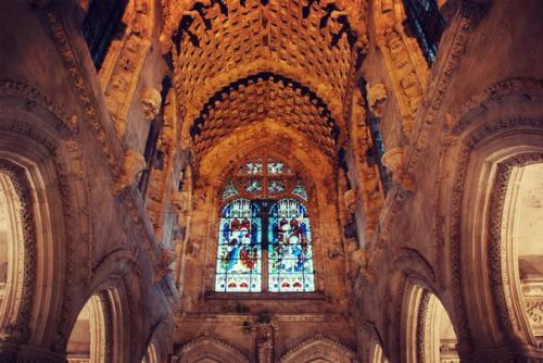 Капелла, находящаяся в деревне рослин, - одна из самых известных и загадочных церквей Шотландии.