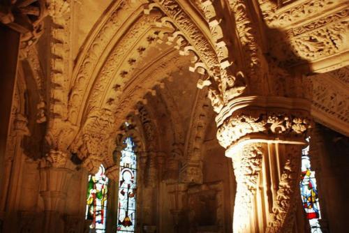 Капелла, находящаяся в деревне рослин, - одна из самых известных и загадочных церквей Шотландии. 05