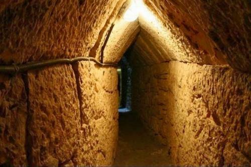 Самосский тоннель. Самосский, или эвпалинов тоннель находится на греческом острове Самос. 02 Самосский тоннель. Самосский, или эвпалинов тоннель находится на греческом острове Самос. 02