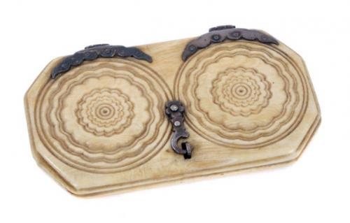 Редкий и изысканный футляр для очков из слоновой кости с парой старинных солнцезащитных очков из Шотландии, Xvii век. 02