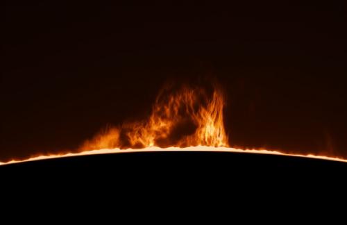 Бpитанский пенсионер делает потрясающие детальные фотографии солнца из собственного сада на заднем дворе дома. 02