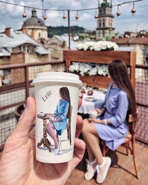 Одесситка Виталия бойко рисует Автопортреты со стаканчиками и фотографируется на их фоне. 02