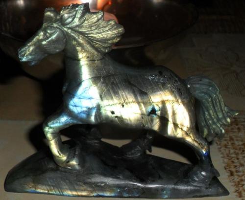 Лабрадо?  р - это не только порода собак, но и минерал из группы плагиоклазов основного состава, алюмосиликат кальция и натрия. 01