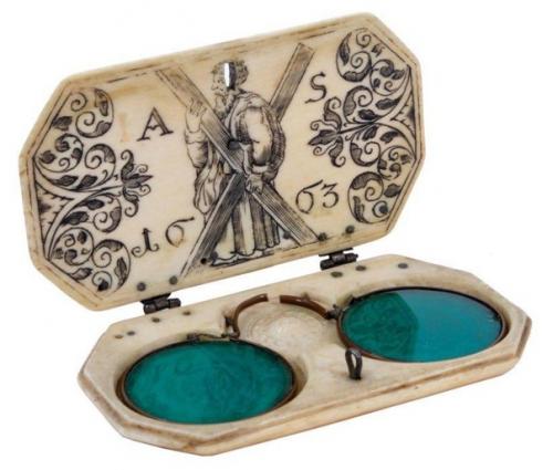 Редкий и изысканный футляр для очков из слоновой кости с парой старинных солнцезащитных очков из Шотландии, Xvii век. 01