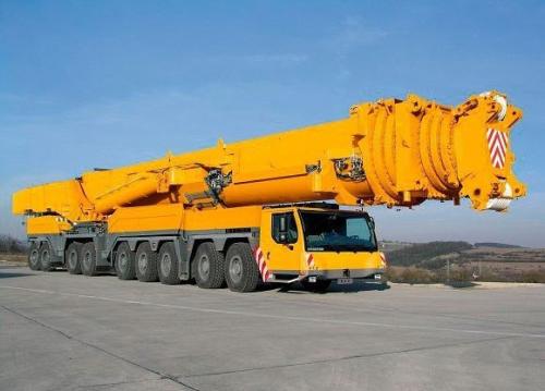 Liebherr LTM 11200-9.  1. это автокран с невероятно большой телескопической стрелой!