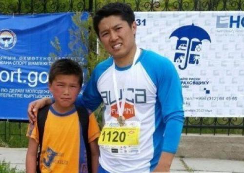 Школьник с полным портфелем случайно полумарафон пробежал.